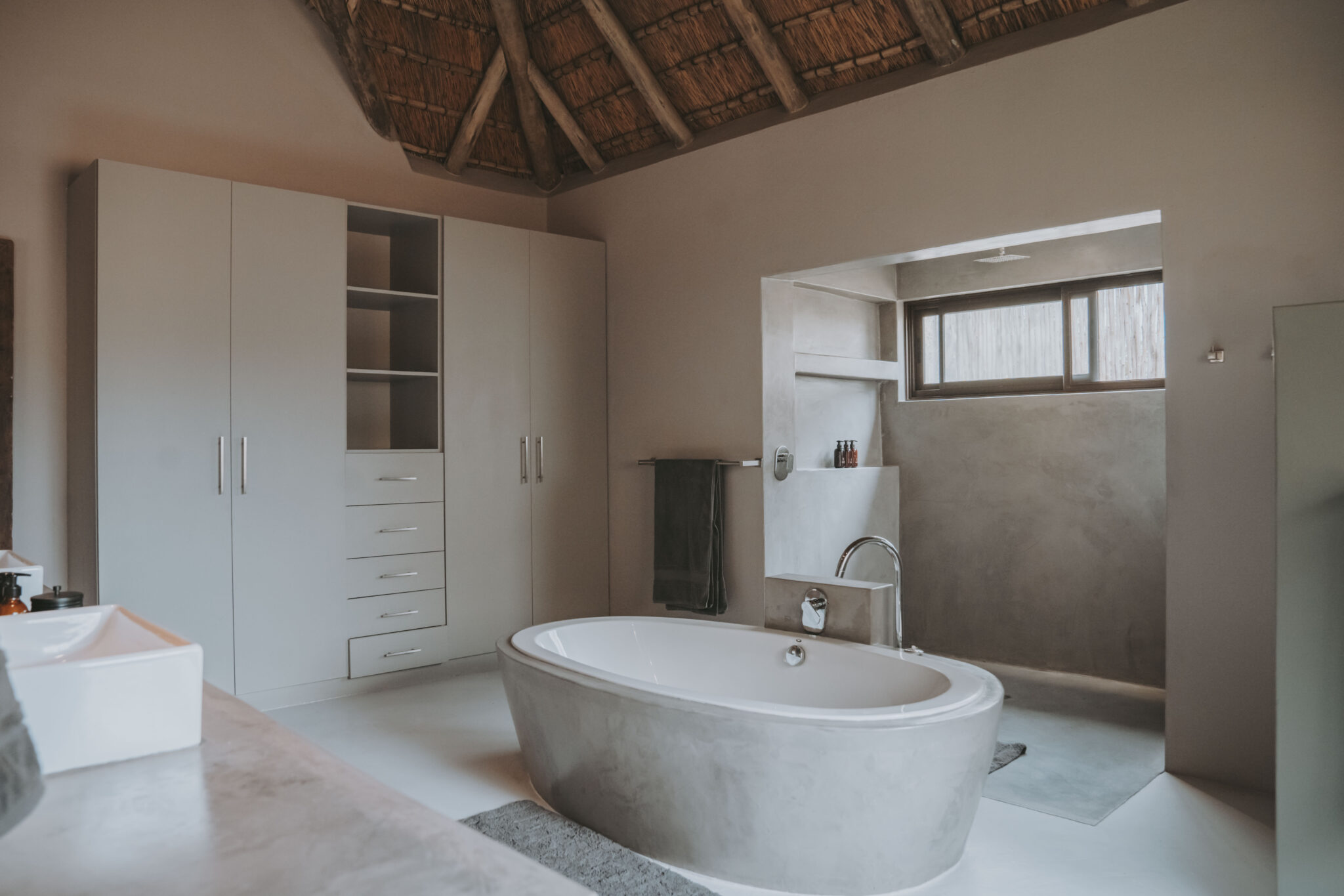 Mondzo Main Bathroom