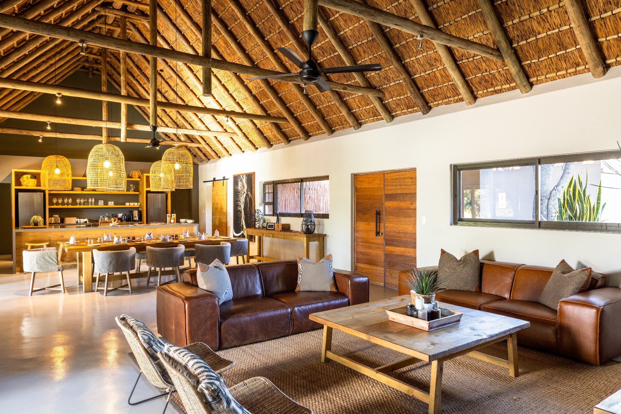 Mondzo Lodge Lounge_Kitchen